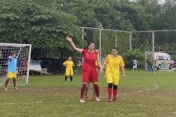 Thể thao - Người đẹp bóng chuyền Kim Huệ lấm lem trên sân bóng đá, bị 2 "tí hon" kèm chặt