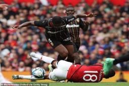 Bóng đá - Trực tiếp bóng đá MU - Lens: Hàng thủ "Quỷ đỏ" đứng vững (Giao hữu)