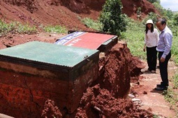 Tin tức trong ngày - Hình ảnh bồn chứa xăng bất ngờ "đội đất chui lên", phong tỏa cây xăng