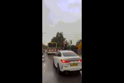 Phi thường - kỳ quặc - Clip: Kinh hoàng xe buýt bị tàu hoả đâm vỡ đôi