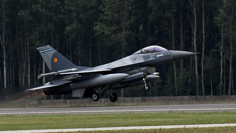 Chiến đấu cơ F-16 của Romania cất cánh trong một cuộc tập trận của NATO vào ngày 4/7/2023.