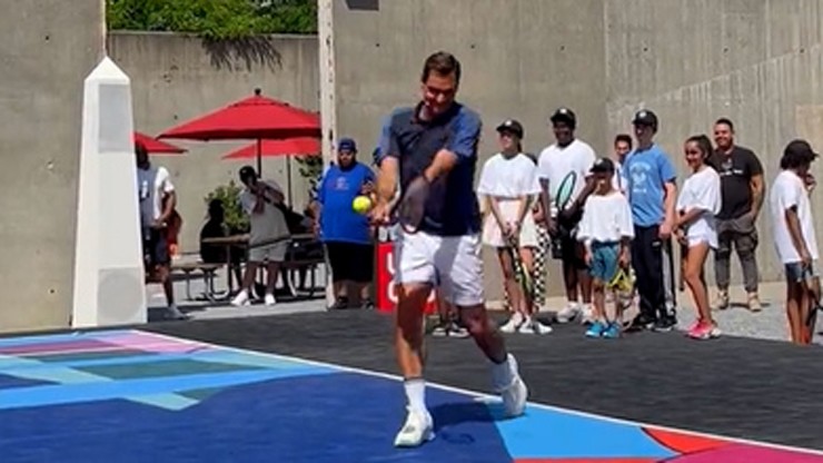 Federer chơi trái hai tay