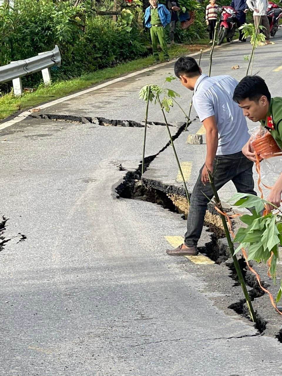 Lai Châu: Tạm cấm đường tỉnh lộ 129 do mưa lớn gãy đứt mặt đường - 2