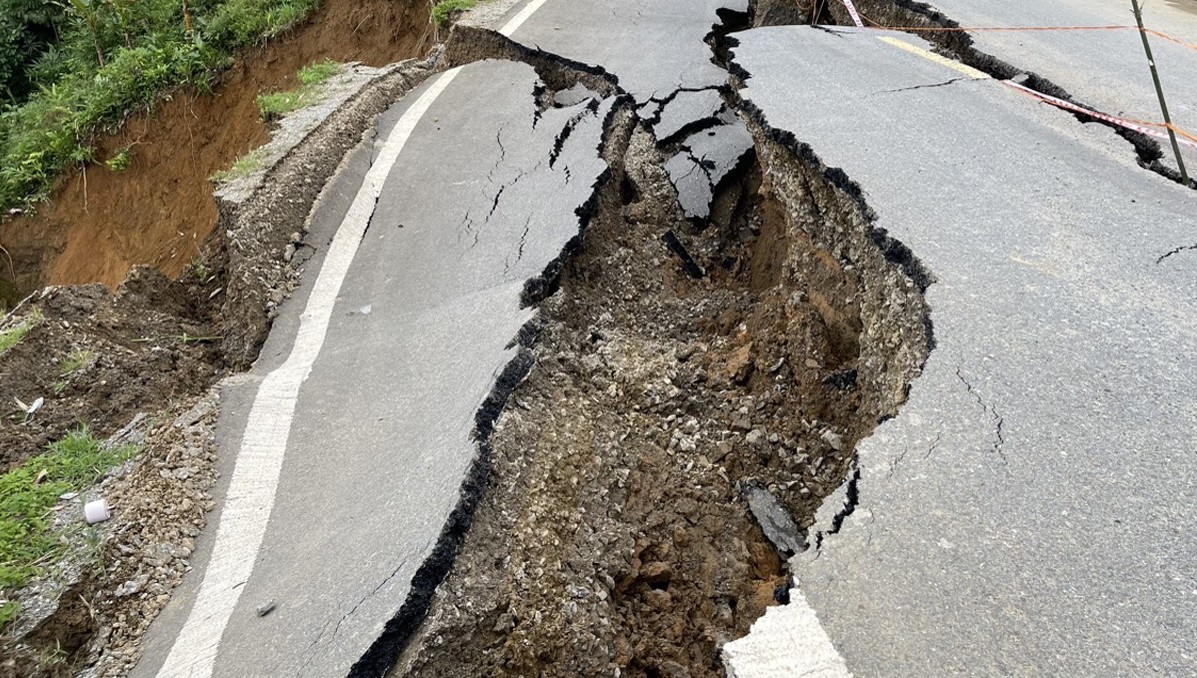 Lai Châu: Tạm cấm đường tỉnh lộ 129 do mưa lớn gãy đứt mặt đường - 3