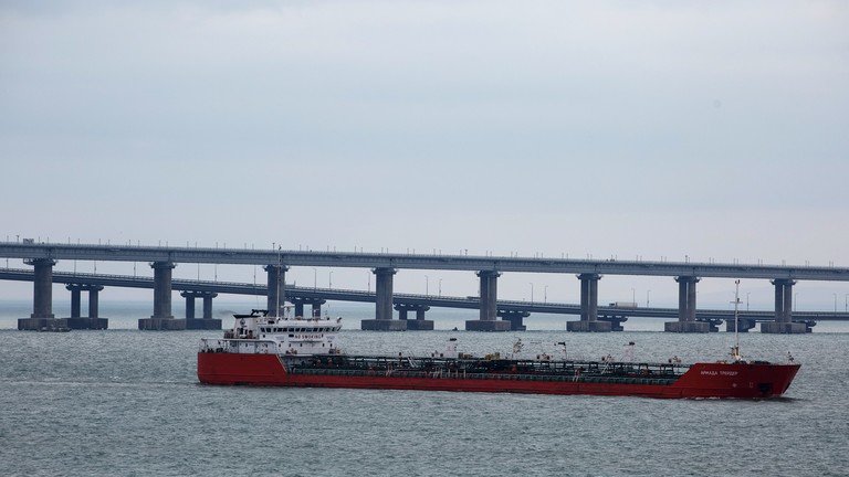 Một tàu chở hàng di chuyển ở khu vực bán đảo Crimea.