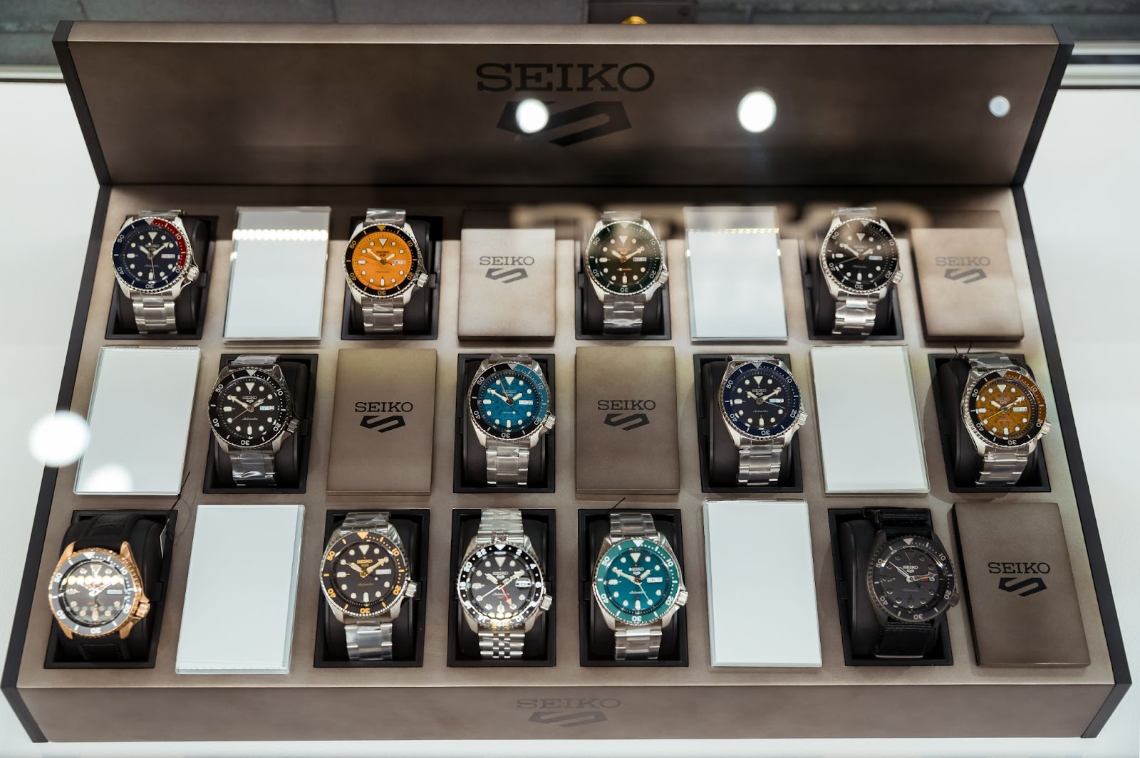 Những mẫu đồng hồ mới nhất của Seiko được trưng bày tại cửa hàng