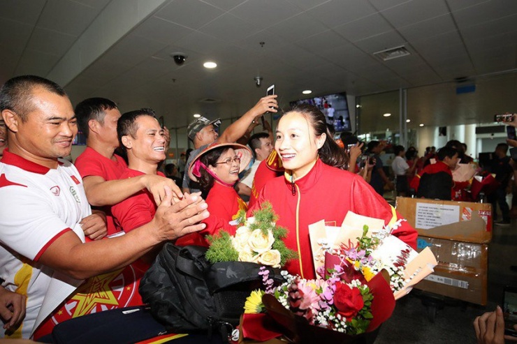 Hoàng Thị Loan và toàn đội không ngờ được rất đông người hâm mộ chào đón khi trở về từ World Cup. Ảnh: ANH PHƯƠNG