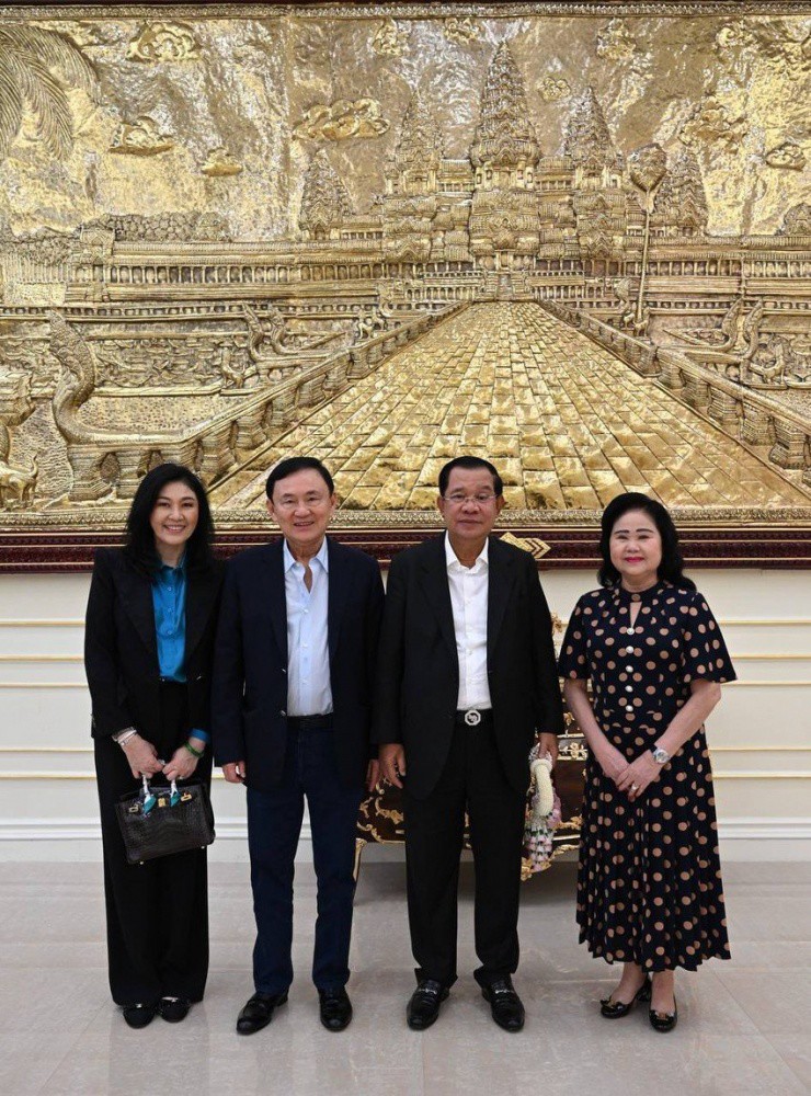 Thủ tướng Campuchia Hun Sen và phu nhân (phải) chụp hình cùng với ông Thaksin và bà Yingluck (ngoài cùng bên trái). Ảnh: FRESH NEWS/FACEBOOK