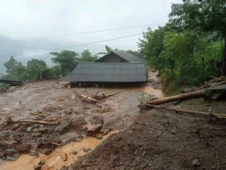 Hình ảnh bên trong hai xã bị cô lập do mưa lũ ở Yên Bái - 6