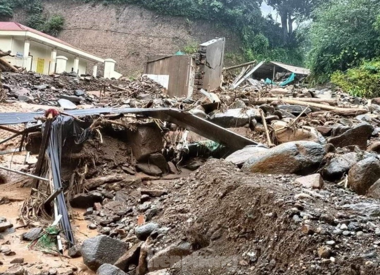 Hình ảnh bên trong hai xã bị cô lập do mưa lũ ở Yên Bái - 3