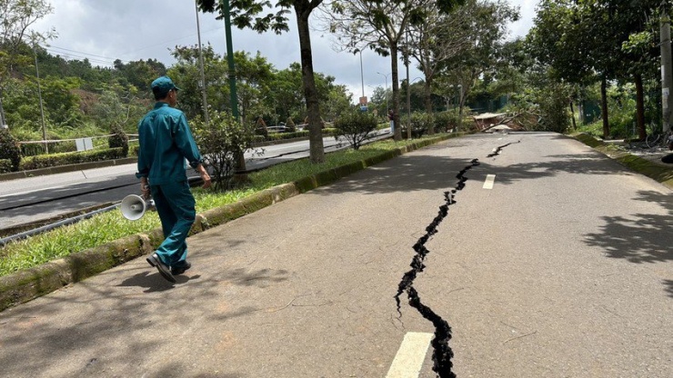 Cận cảnh đoạn đường Hồ Chí Minh tiếp tục bị sụt lún, đứt làm đôi ở Đắk Nông - 8