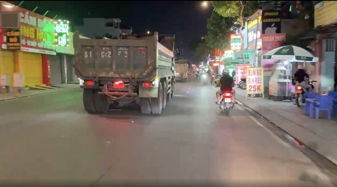 Đoàn xe ben hạng nặng đi vào nội đô giờ cấm bị chặn đứng