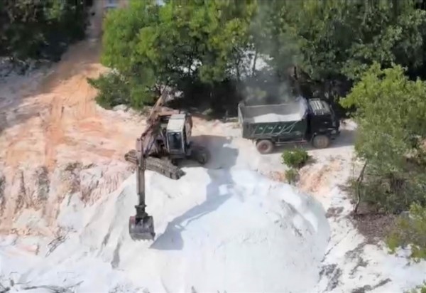 Khai thác cát trắng trái phép tại khu vực Bàu Niên (xã Phong Hiền, huyện Phong Điền, tỉnh Thừa Thiên-Huế).