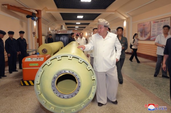 Nhà lãnh đạo Kim Jong-un thị sát cơ sở sản xuất vũ khí. Ảnh: KCNA