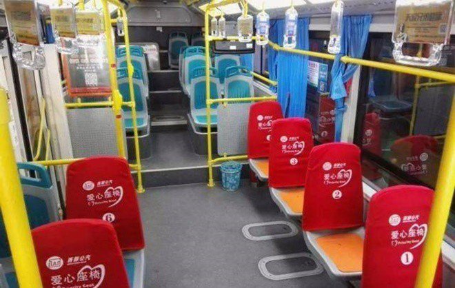 Con trai 6 tuổi không nhường ghế trên xe buýt cho bà bầu, lời nói của người mẹ khiến cả xe đồng tình - 1