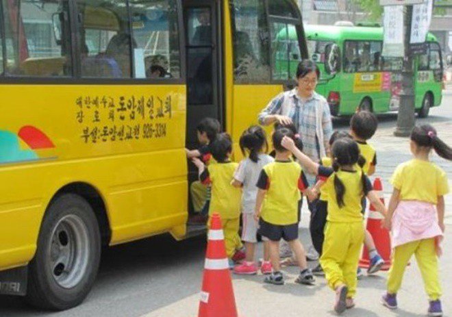 Con trai 6 tuổi không nhường ghế trên xe buýt cho bà bầu, lời nói của người mẹ khiến cả xe đồng tình - 4