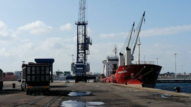 Một tàu cập cảng Brindisi (Ý). Ảnh: SENZA COLONNE NEWS