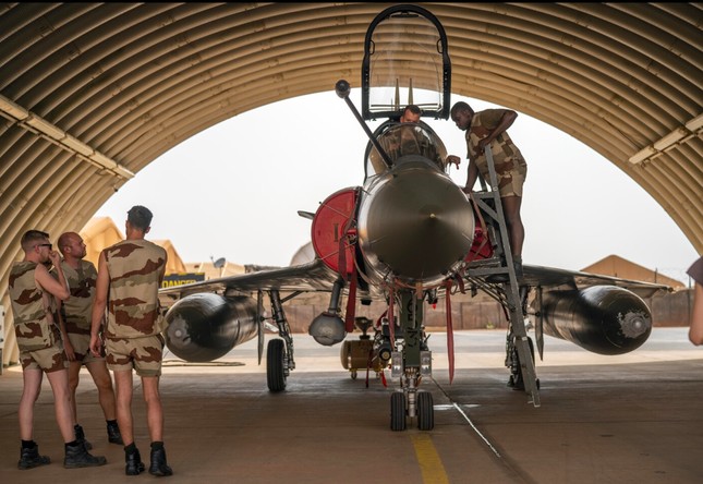 Các thợ máy của Pháp bảo trì chiếc Mirage 2000 tại căn cứ ở Niamey, Niger, tháng 6/2021. (Ảnh: AP)