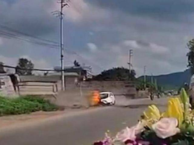 Video: Ô tô con bị xe ben tông nát đầu, bốc cháy khi sang đường