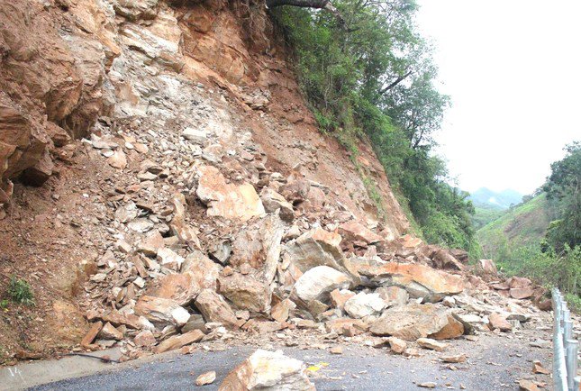 Đất đá sạt lở chắn ngang tuyến đường Mường Típ (huyện Kỳ Sơn).