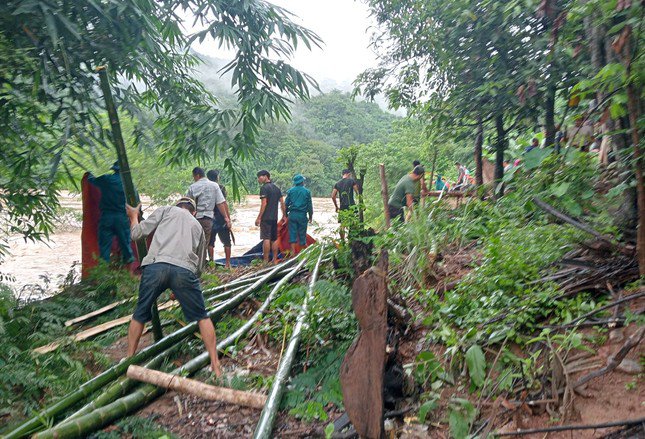 Mưa lớn, nhiều xã miền núi bị đất đá sạt lở đe dọa tính mạng người dân - 4