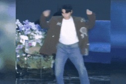 Nhạc - Sau BLACKPINK, tới lượt "Người tình Song Hye Kyo" si mê See Tình, nhảy ngay trên sân khấu