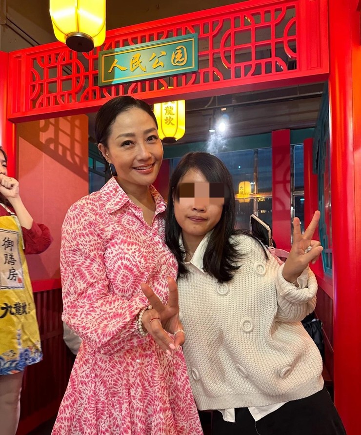 Á hậu Dương Ngọc Mai (váy hồng) trong bức ảnh chụp với fan.