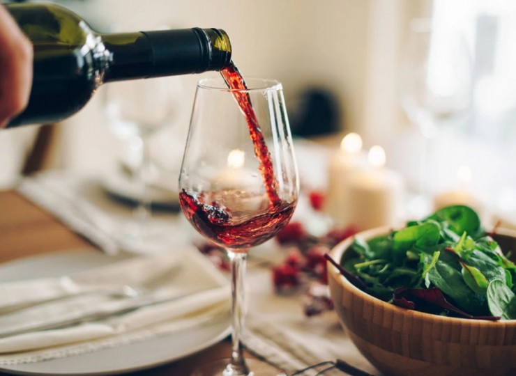 Uống quá nhiều rượu vang có thể gây hại cho sức khỏe. Ảnh: iStock