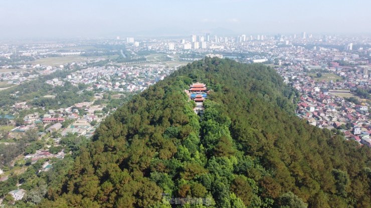 Đền thờ vua Quang Trung tọa lạc trên núi Dũng Quyết, phường Trung Đô, TP Vinh, Nghệ An. Núi có 4 chi gồm: long thủ (đầu rồng), phượng dực (cánh phượng), quy bôi (cồn rùa) và kỳ lân, hội tụ đủ tứ linh Long, Lân, Quy, Phụng.