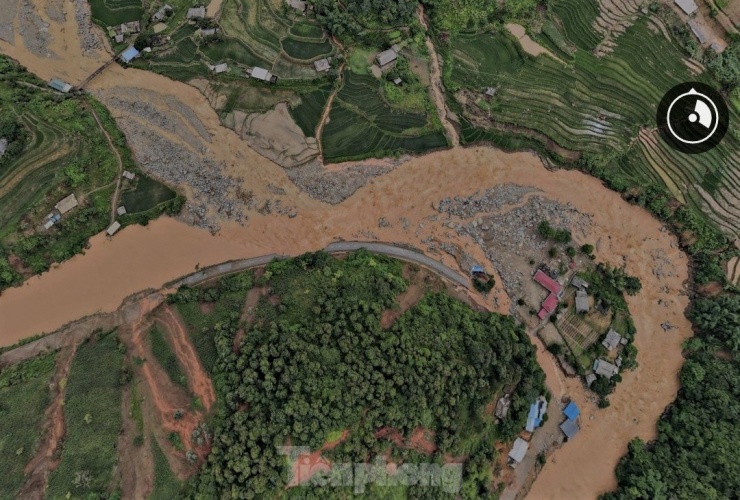 Do chịu ảnh hưởng của mưa lớn từ ngày 5 đến 6/8, nhiều vị trí trên tuyến Quốc lộ 32 đoạn qua địa phận xã Khao Mang, Hồ Bốn của huyện Mù Cang Chải bị sạt lở nghiêm trọng.