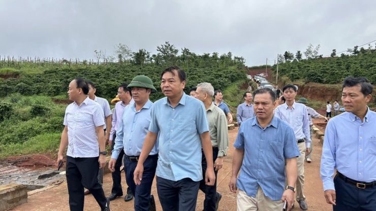 Thứ trưởng Nguyễn Hoàng Hiệp kiểm tra công trình thủy lợi Đắk N'ting. Ảnh: VŨ LONG