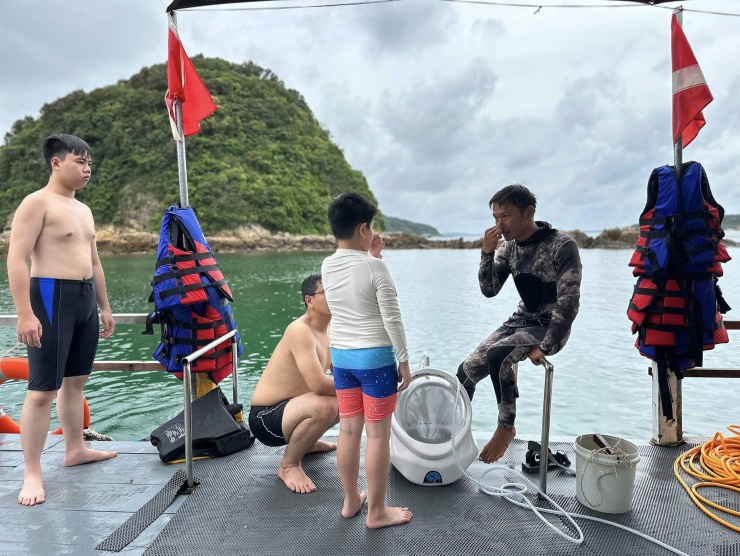 Huẩn luyện viên đang hướng dẫn cho các du khách nhỏ tuổi tham gia lặn biển.