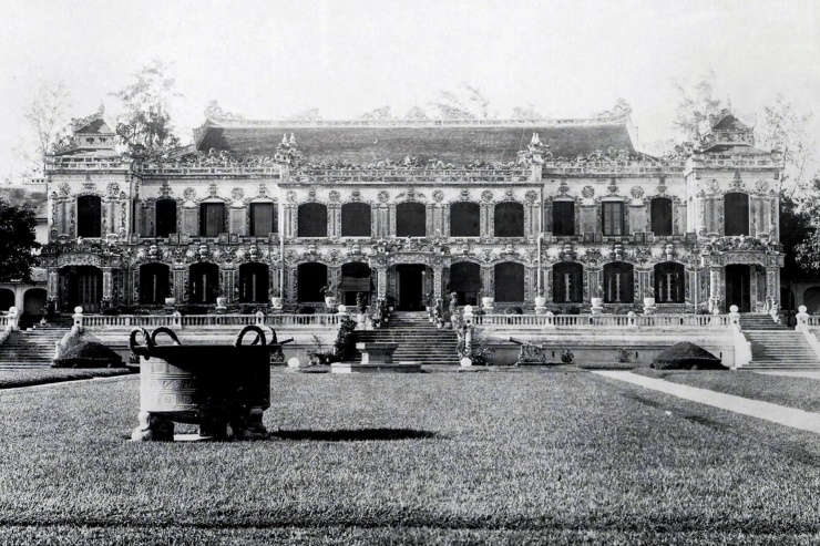 Công trình được xây dựng trong giai đoạn 1921-1923 dưới thời vua Khải Định. Đến năm 1932, vua Bảo Đại cho cải tạo lại nội thất của ngôi điện và lắp đặt thêm nhiều tiện nghi của phương Tây. Năm 1947, do chiến tranh tàn phá, ngôi điện này đã bị phá hủy hoàn toàn , chỉ còn nền móng. Ảnh tư liệu.