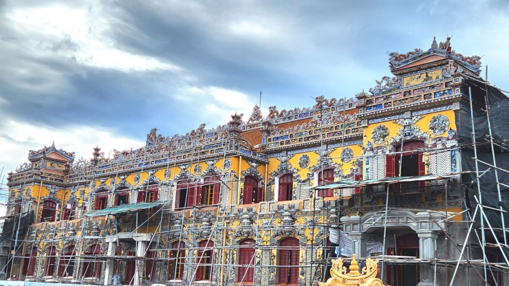 Năm 2019, Dự án tu bổ, tôn tạo và phục hồi điện Kiến Trung được khởi công, với tổng kinh phí thực hiện gần 124 tỷ đồng (tương đương 5,5 triệu USD) tập trung vào các hạng mục trùng tu, tôn tạo công trình trong khuôn viên di tích ngôi điện như tường bao nền, hệ thống lan can, tu bổ lầu Kiến Trung, sân Tiền Viên và Hậu Viên, cùng các công trình nhỏ xung quanh và hệ thống hạ tầng kỹ thuật, cây xanh… Ảnh: Ngọc Văn.