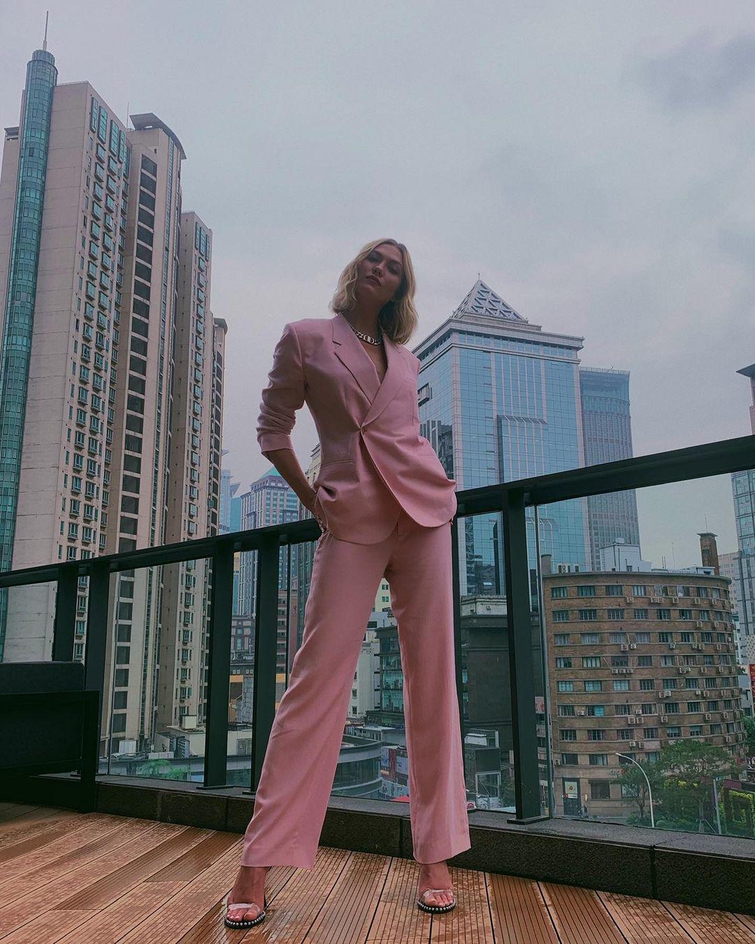 Suit đậm, đơn sắc nâng tầm phong cách của cựu siêu mẫu.