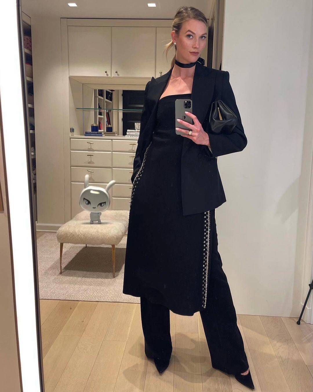 Blazer bên ngoài áo ống được phối kiểu cách và quyến rũ.