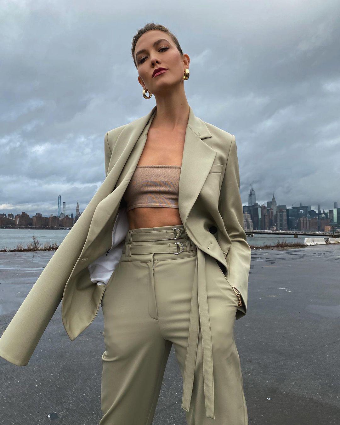 Lại một cách phối blazer với áo ống cực kỳ sành điệu.