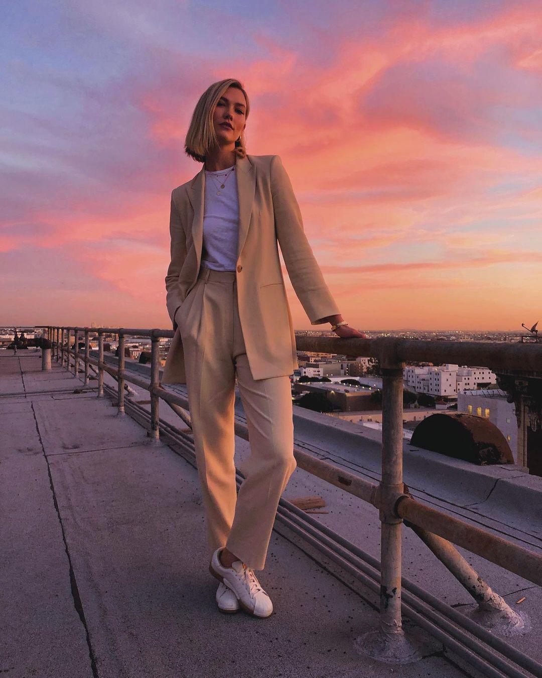 Suit mix một cách phù hợp với giày thể thao năng động.