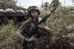 Nữ binh sĩ Ukraine tiết lộ khó khăn trên chiến trường