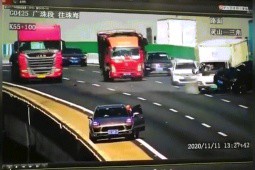 Video: Xe tải mất lái hất văng ô tô khỏi cầu như trong phim