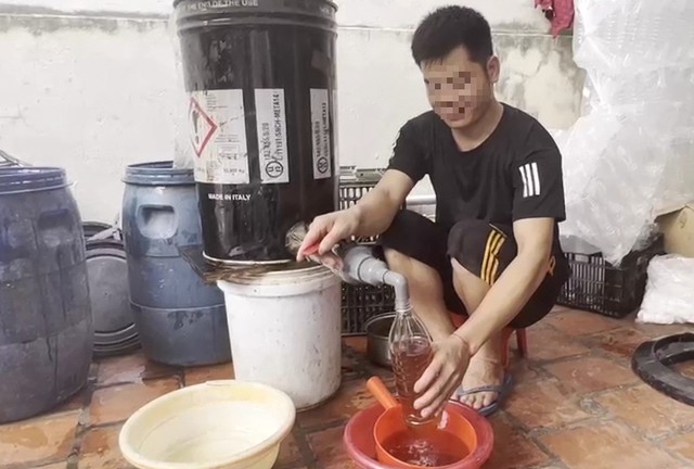 Cứ mỗi thùng nha 70kg và đường, nước cốt mạch, ông Quyết sẽ cho ra lò khoảng 45 lít mật ong hoa nhãn.