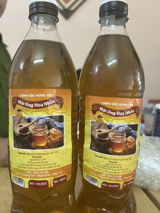 Cận cảnh mật ong hoa nhãn giả được hóa phép từ đường, nha và nước cốt mạch.