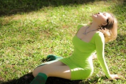 Thời trang - Thời trang đi chơi golf từ "kín như bưng" đến váy ngắn khoe dáng nuột nà của Trâm Anh