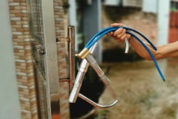 Pháp luật - Một gia đình ở Hà Nội bị “khủng bố” bằng phân lợn, khoá cổng không cho ra ngoài