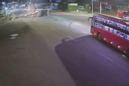 Ô tô - Clip: Xe tải chở hàng ôm cua gắt và cái kết "ngã ngựa"