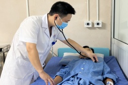 Sức khỏe đời sống - Người đàn ông bị suy gan, tổn thương thận sau chuyến đi tắm thác