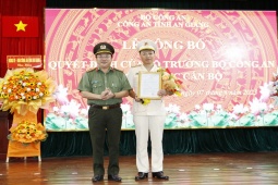 Tin tức trong ngày - Phó Giám đốc Công an Hà Nam giữ chức Phó Giám đốc Công an An Giang