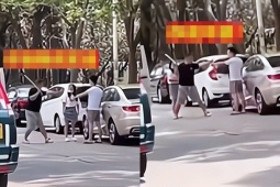 Gặp vợ đi cùng người đàn ông khác, chồng cầm gậy chất vấn: "Ngủ với nhau mấy lần rồi?"