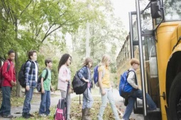 Thị trường - Tiêu dùng - Nhiều gia đình "sốc ngang" khi mua sắm đồ dùng năm học mới cho con cái