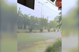 Ô tô - Clip: Tài xế phóng như bay đường ngập nước khiến xe máy "lãnh đủ"